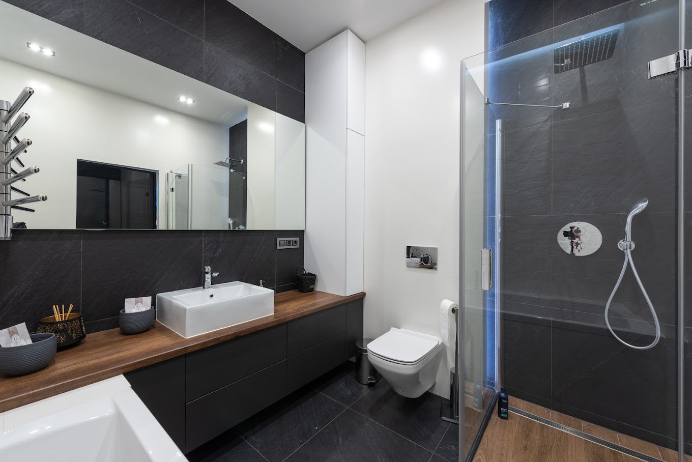 Salle de bain avec douche italienne contemporaine Douche italienne moderne installée à Étampes